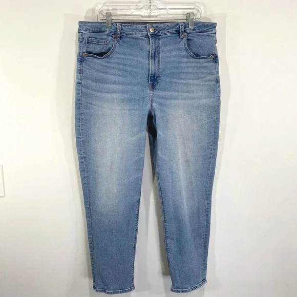 American Eagle Mom Jeans High Waisted Light Wash Denim Comfort Stretch 18 - Picture 1 of 6